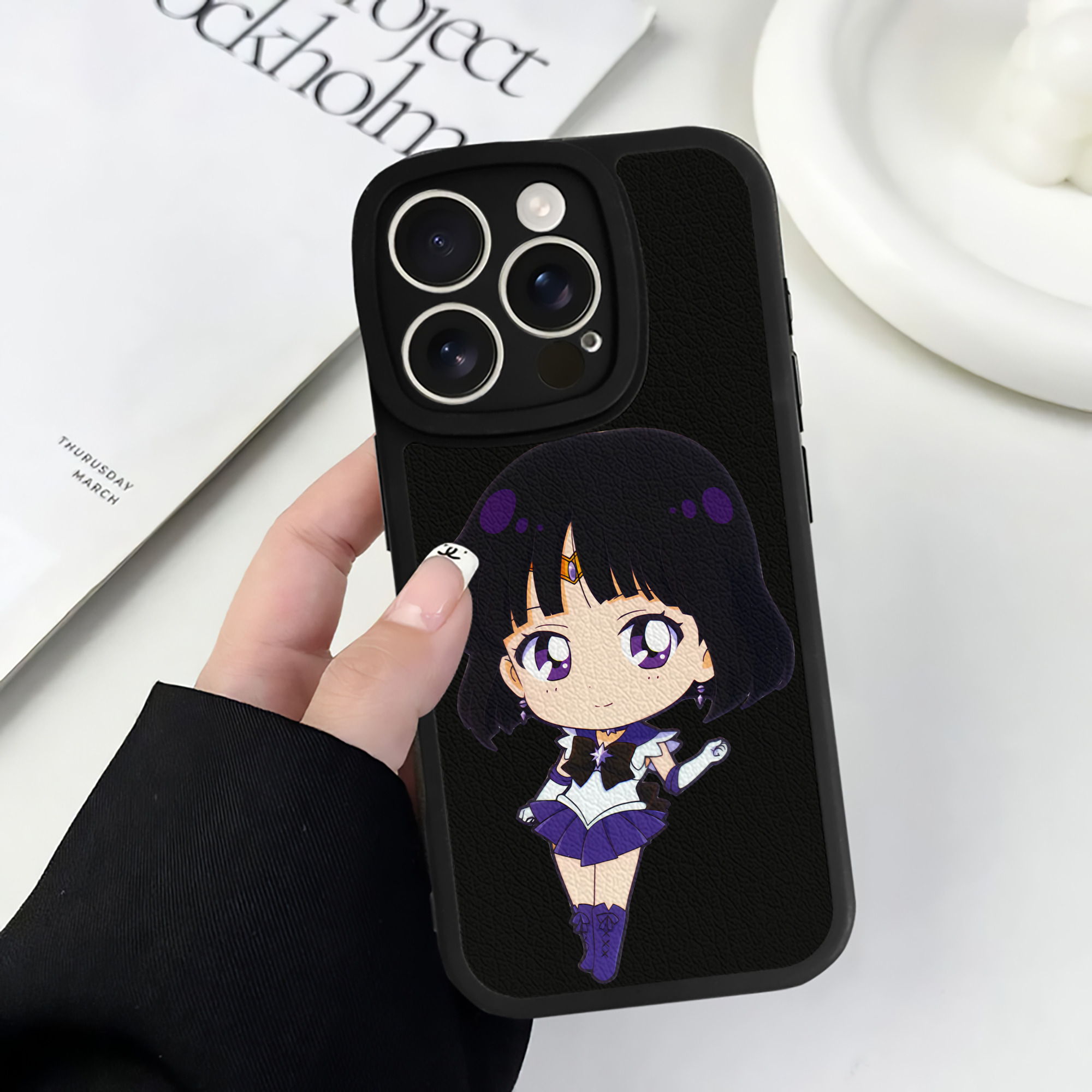 （画像用） 美少女戦士セーラームーン 土萠ほたる Sailor Moon Tomoe Hotaru （セーラーサターン；Sailor Saturn） 【iPhone 16シリーズ対応】シリコンスマホケース（レザー調） 材質：シリコン